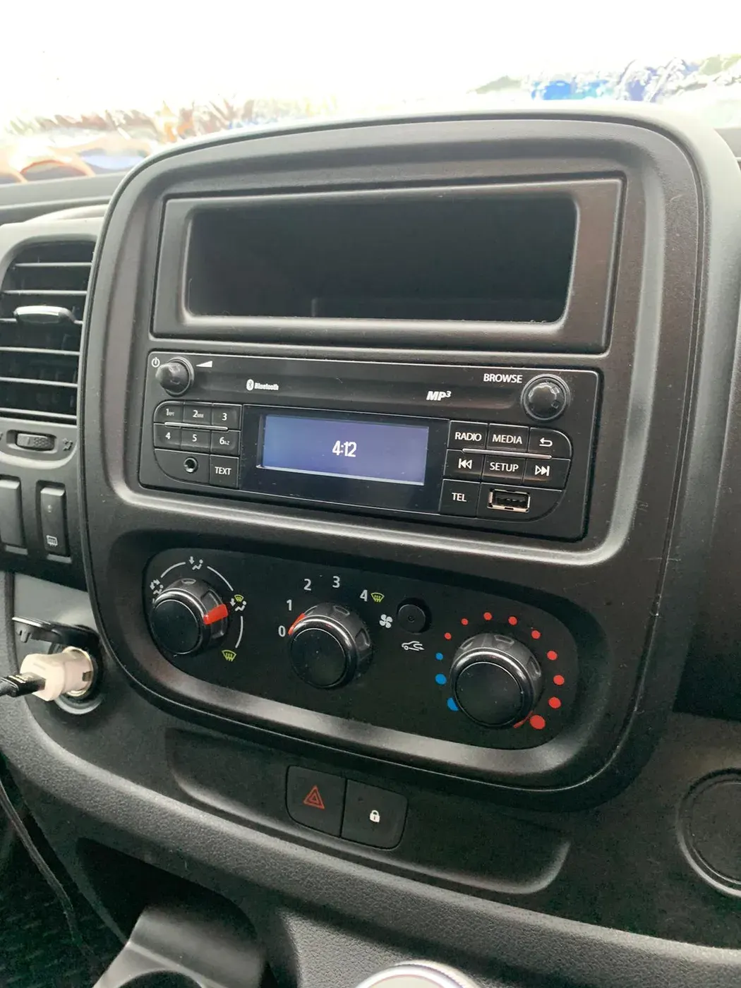 Apple CarPlay & Android Auto — Renault / Opel / Nissan Trafic / Traffic / Vivaro / Primastar — before, factory system