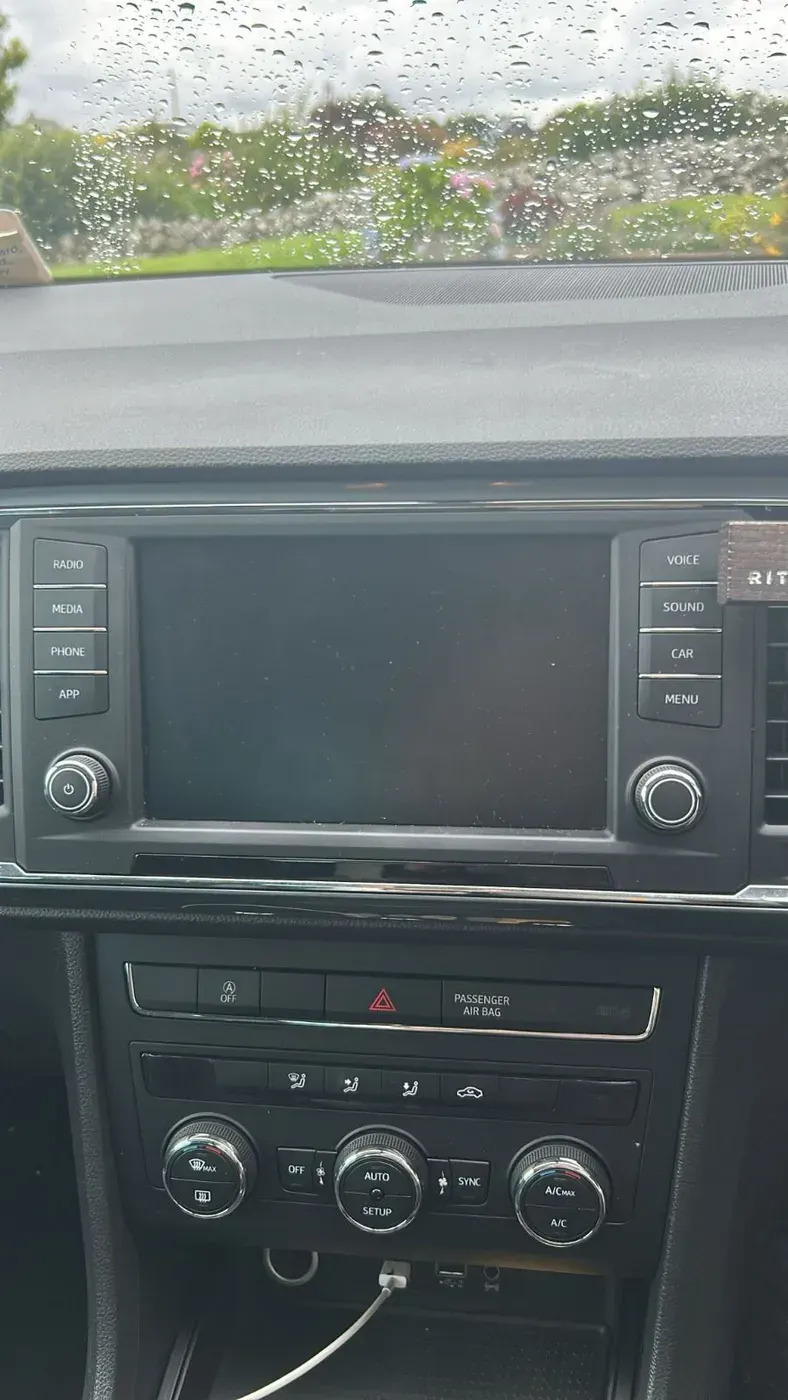Apple CarPlay & Android Auto — Seat Ateca — before, factory system