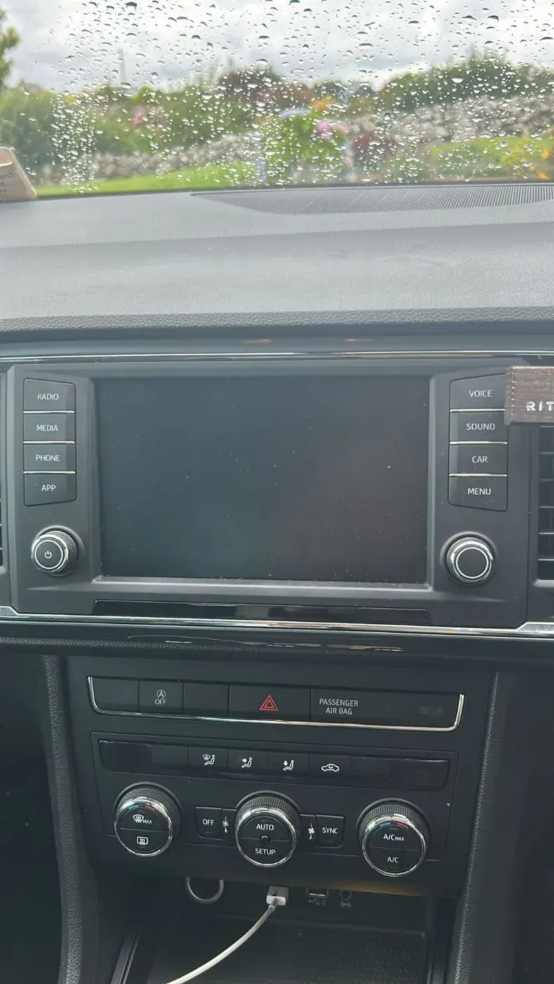 Apple CarPlay & Android Auto — Seat Ateca — before, factory system
