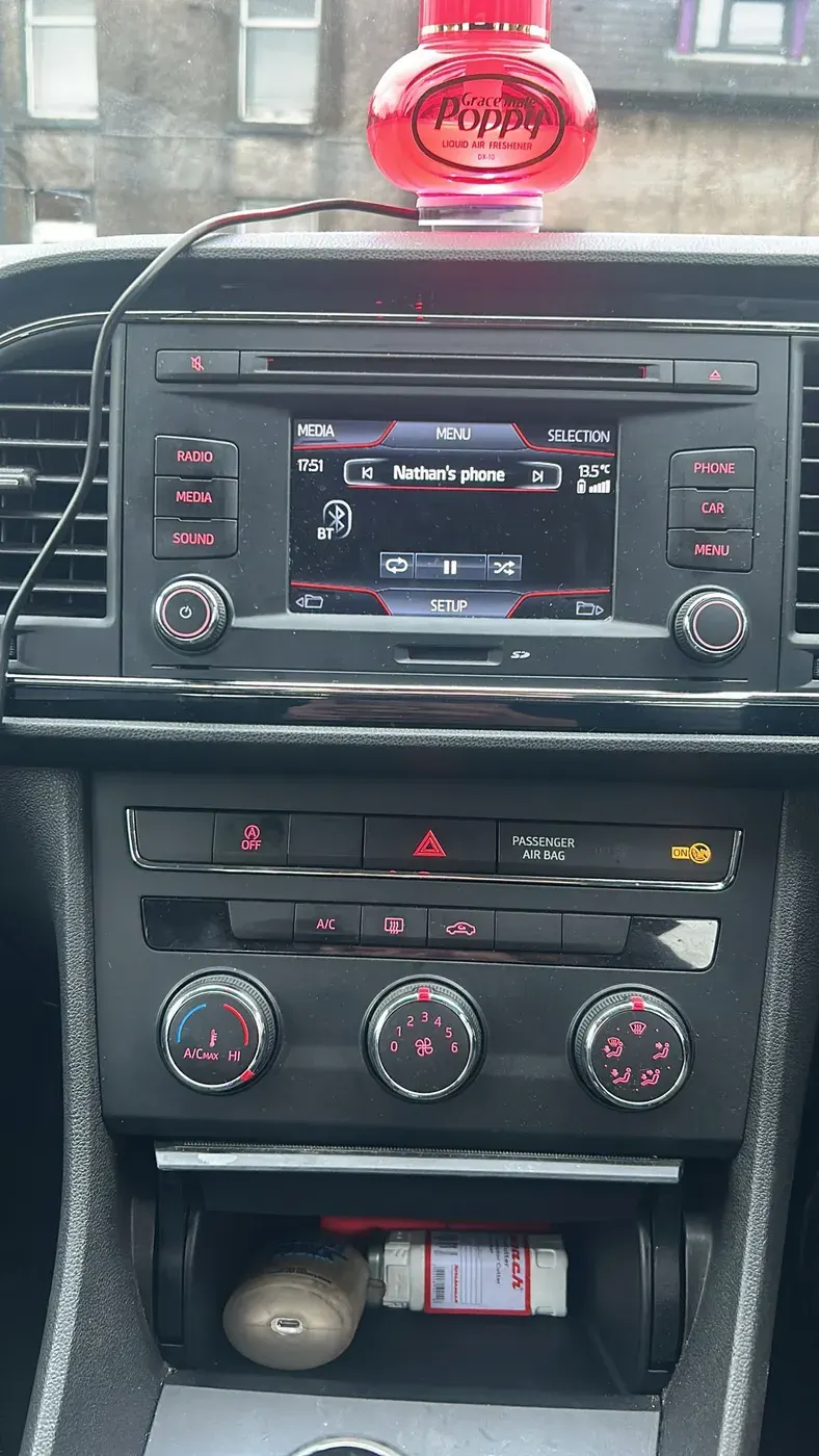 Apple CarPlay & Android Auto — Seat Leon (2014) — before, factory system