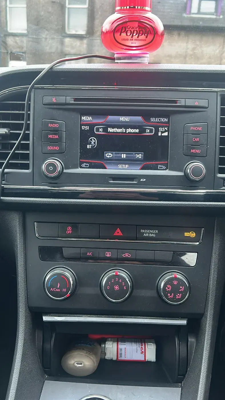 Apple CarPlay & Android Auto — Seat Leon (2014) — before, factory system