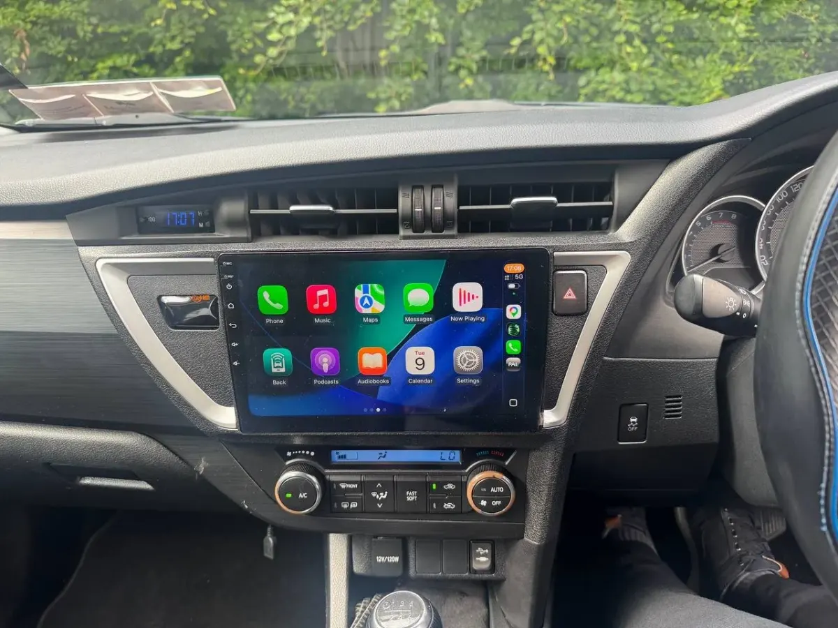 Apple CarPlay & Android Auto — Toyota Auris (2016) — after, new install