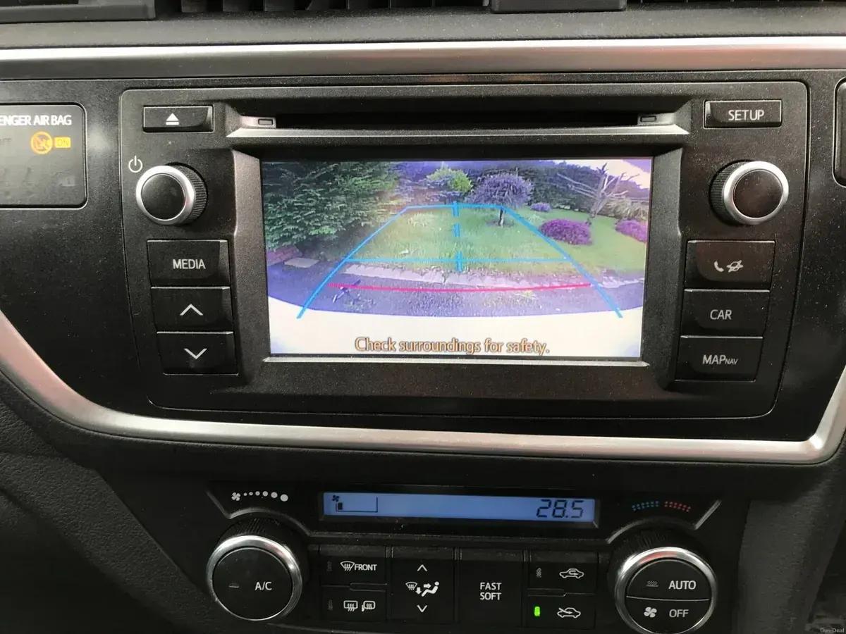 Apple CarPlay & Android Auto — Toyota Auris (2016) — before, factory system