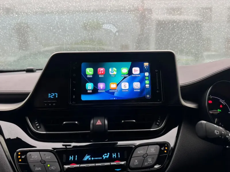 Apple CarPlay & Android Auto — Toyota C-HR — photo 6