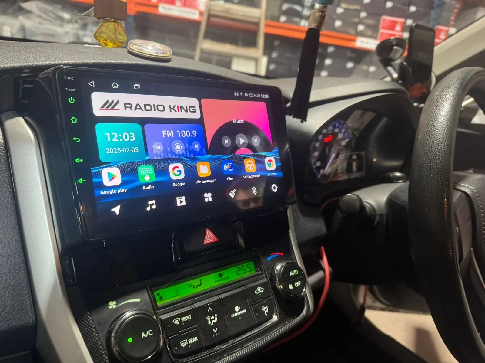 Apple CarPlay & Android Auto — Toyota Corolla Fielder (2016)