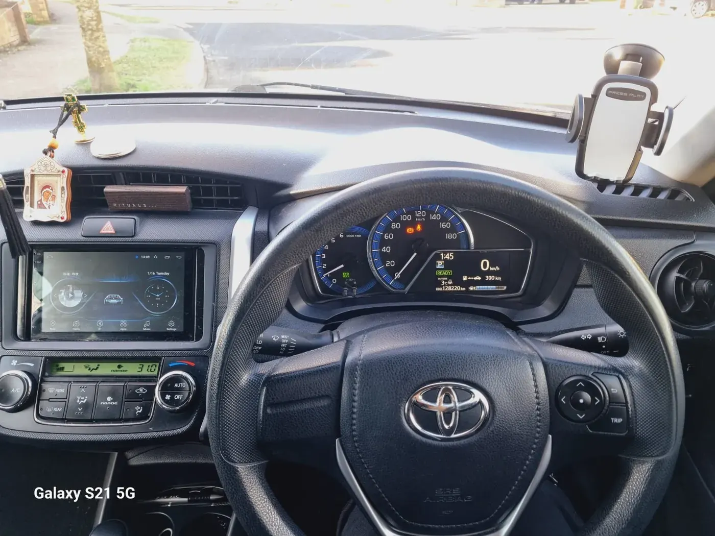 Apple CarPlay & Android Auto — Toyota Corolla Fielder (2016) — before, factory system