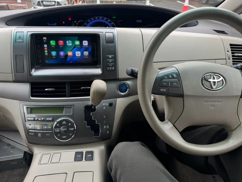 Apple CarPlay & Android Auto — Toyota Estima (2012)