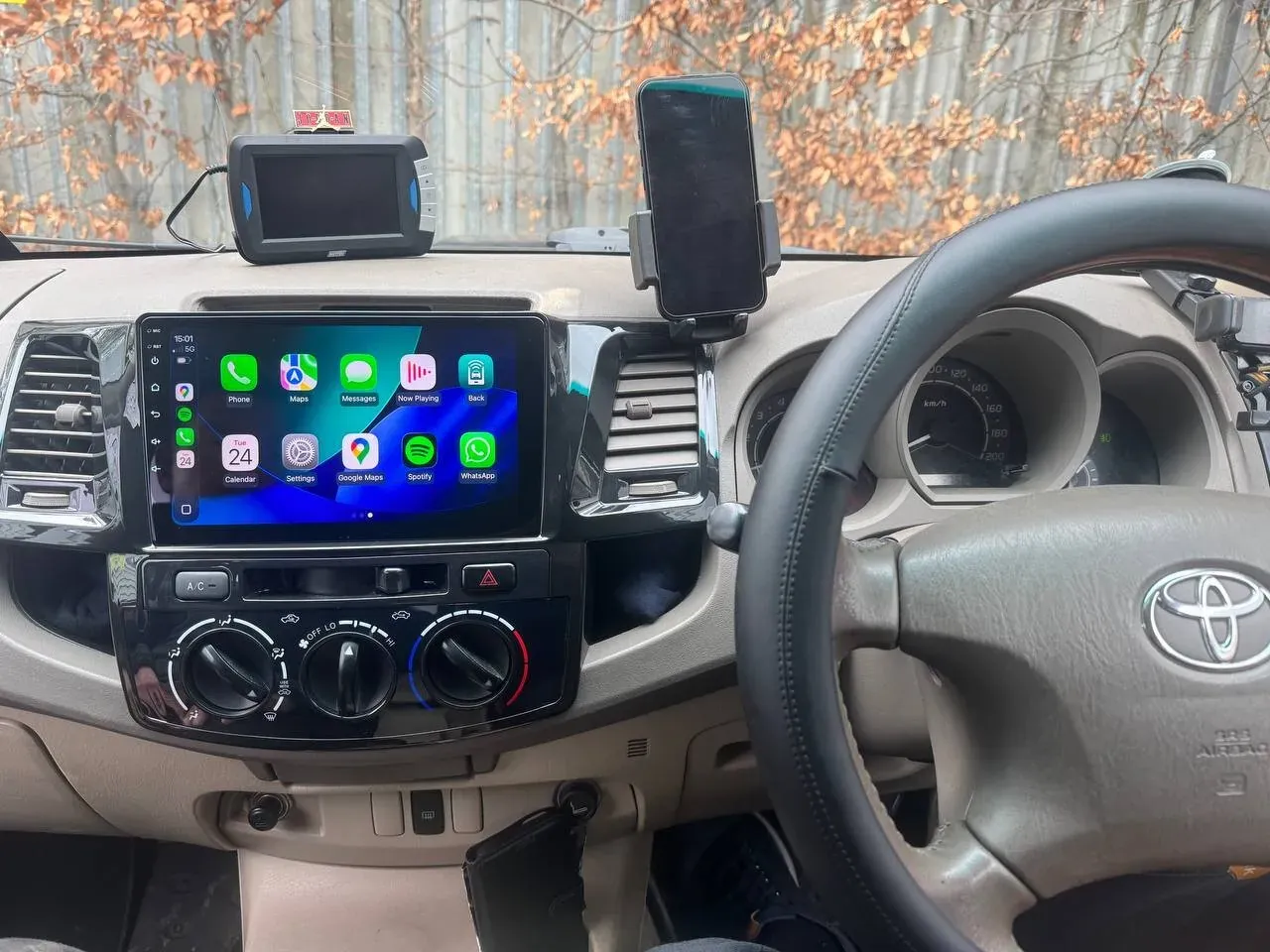 Apple CarPlay & Android Auto — Toyota Hilux — photo 2