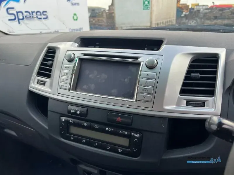 Apple CarPlay & Android Auto — Toyota Hilux — before, factory system