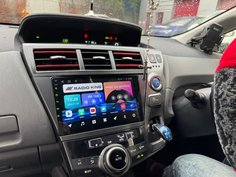 Apple CarPlay & Android Auto — Toyota Prius Alpha — photo 5