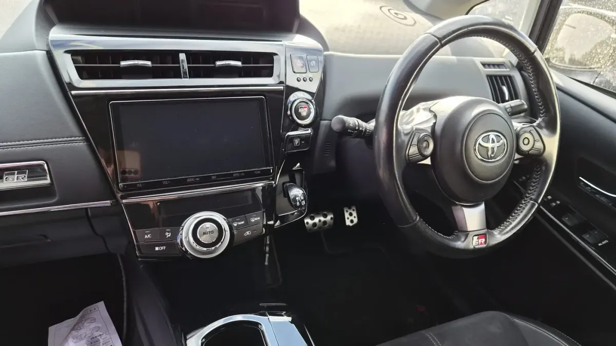 Apple CarPlay & Android Auto — Toyota Prius Alpha — before, factory system