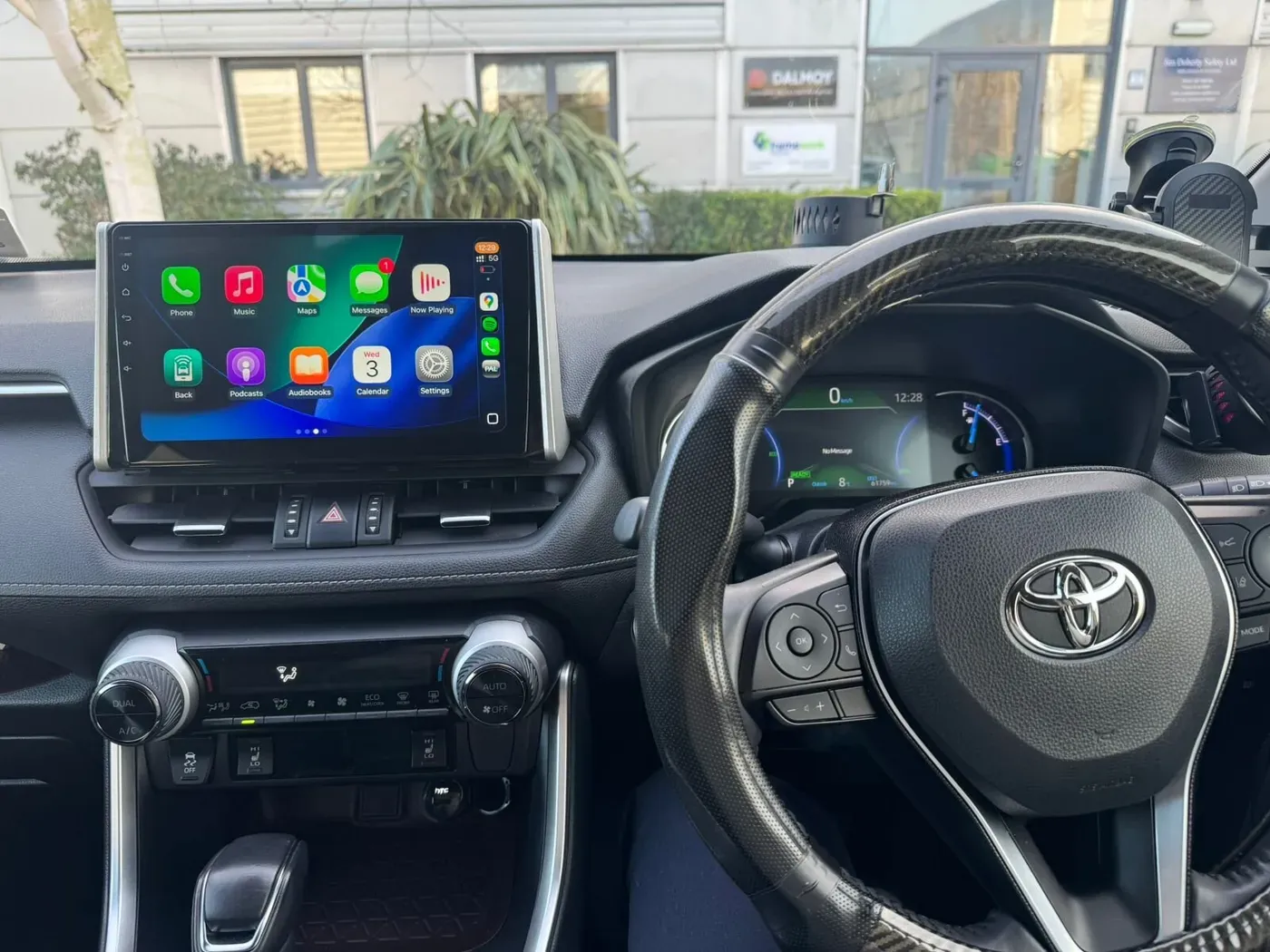 Apple CarPlay & Android Auto — Toyota RAV4 — photo 1