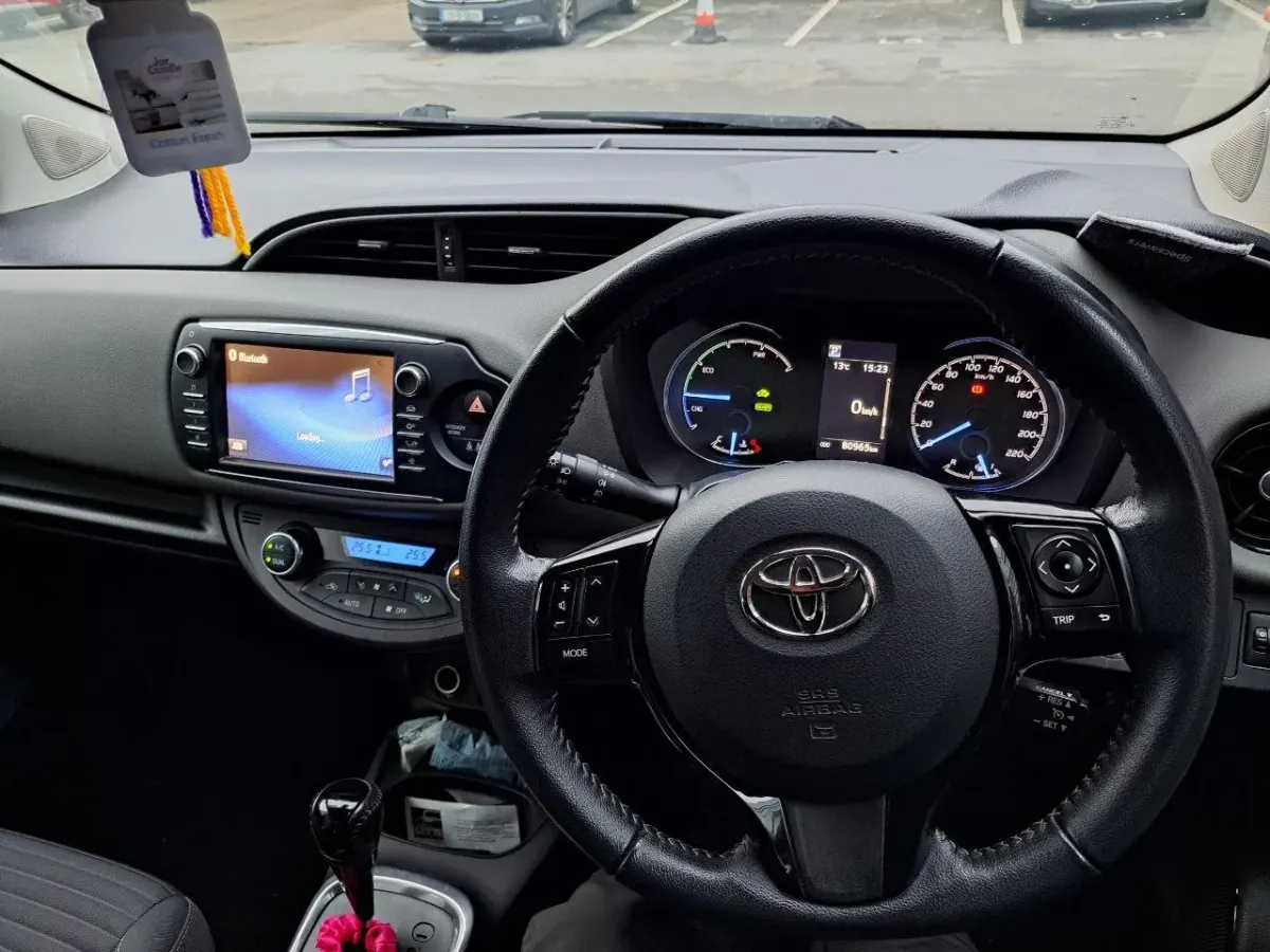 Apple CarPlay & Android Auto — Toyota Yaris — before, factory system