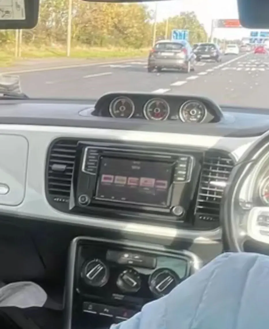 Apple CarPlay & Android Auto — Volkswagen Beetle — before, factory system