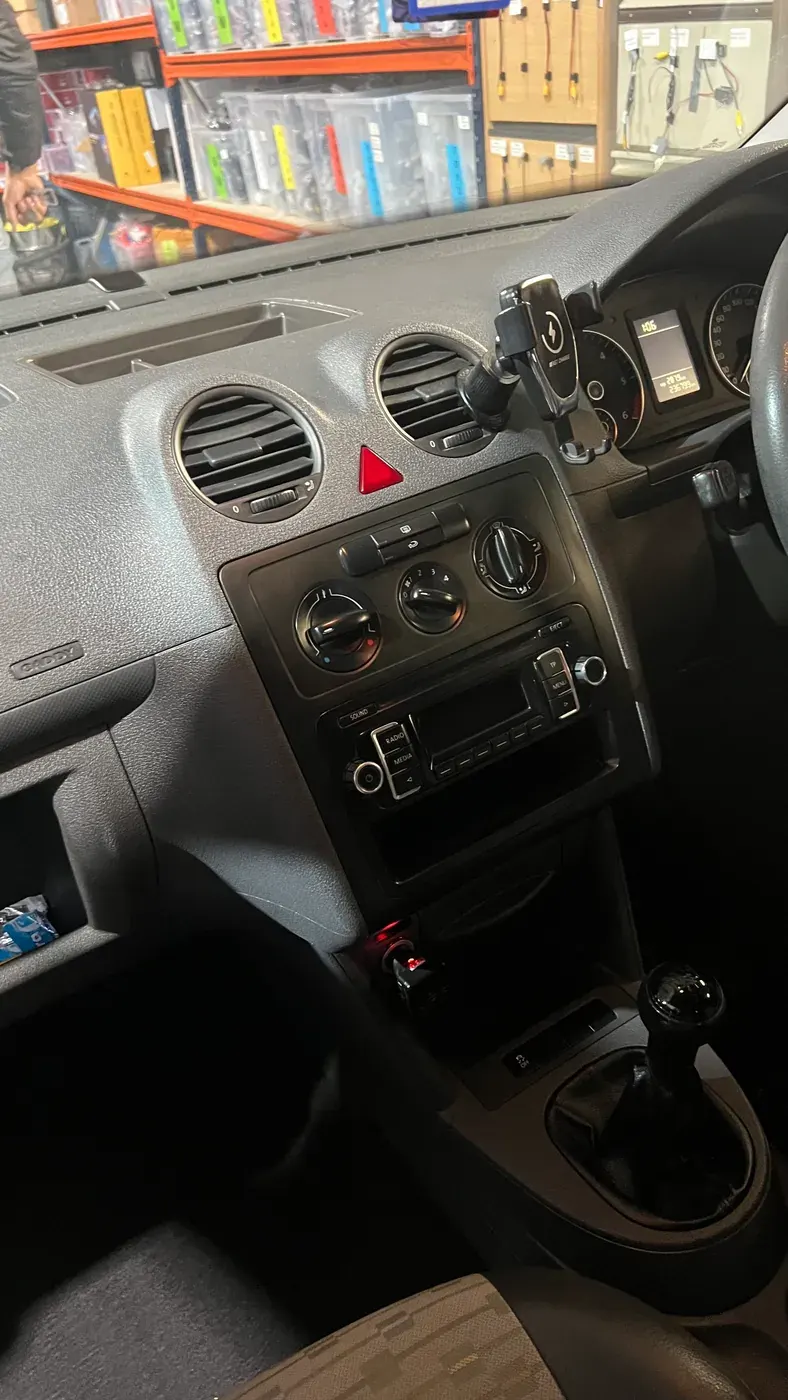 Apple CarPlay & Android Auto — Volkswagen Caddy — before, factory system