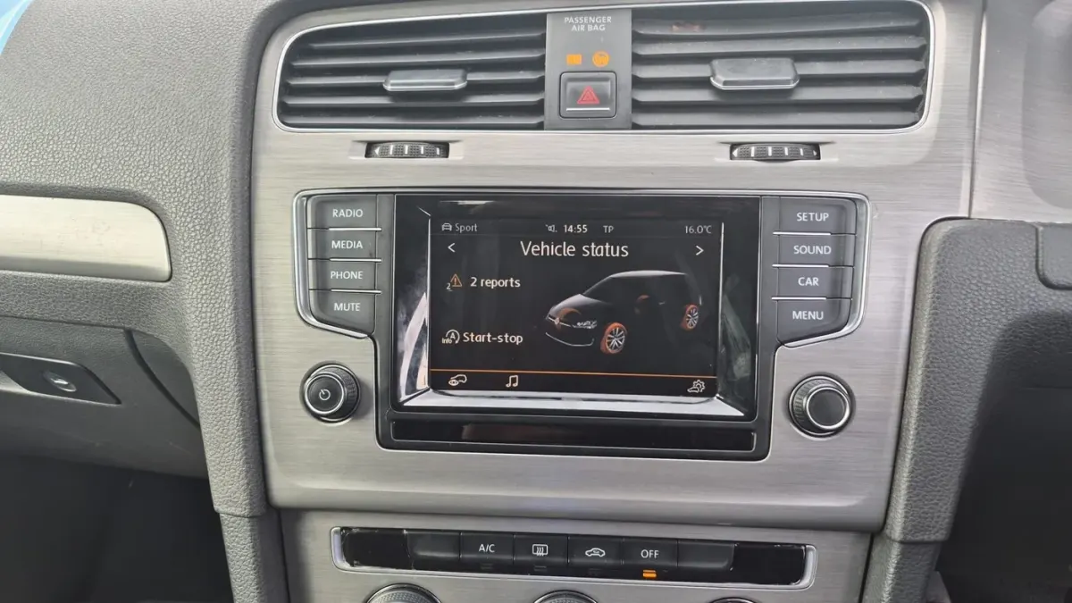 Apple CarPlay & Android Auto — Volkswagen Golf — before, factory system
