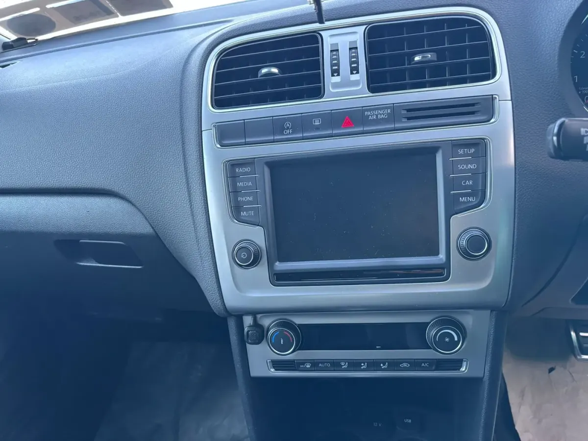 Apple CarPlay & Android Auto — Volkswagen Polo — before, factory system