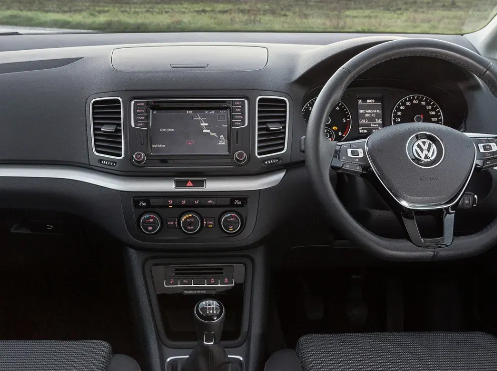 Apple CarPlay & Android Auto — Volkswagen Sharan — before, factory system