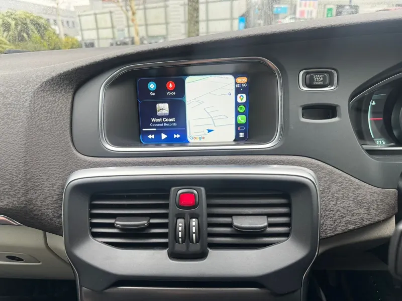 Apple CarPlay & Android Auto — Volvo V40 — photo 1