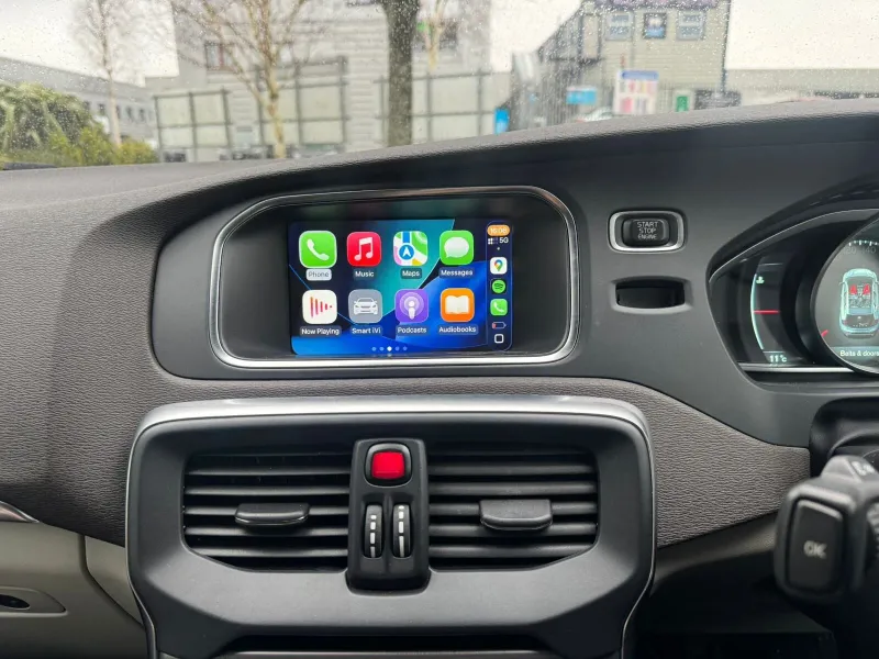 Apple CarPlay & Android Auto — Volvo V40