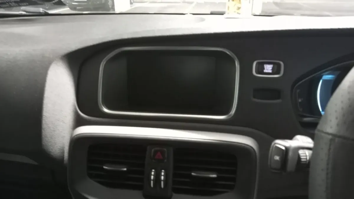Apple CarPlay & Android Auto — Volvo V40 — before, factory system