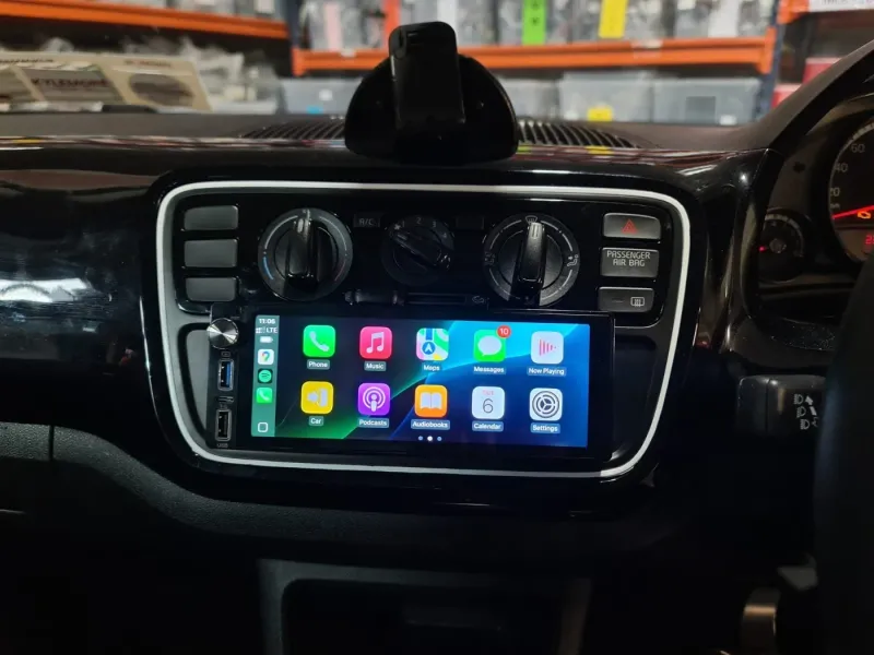 Apple CarPlay & Android Auto — Volkswagen up! and SEAT Mii (2016) — photo 1