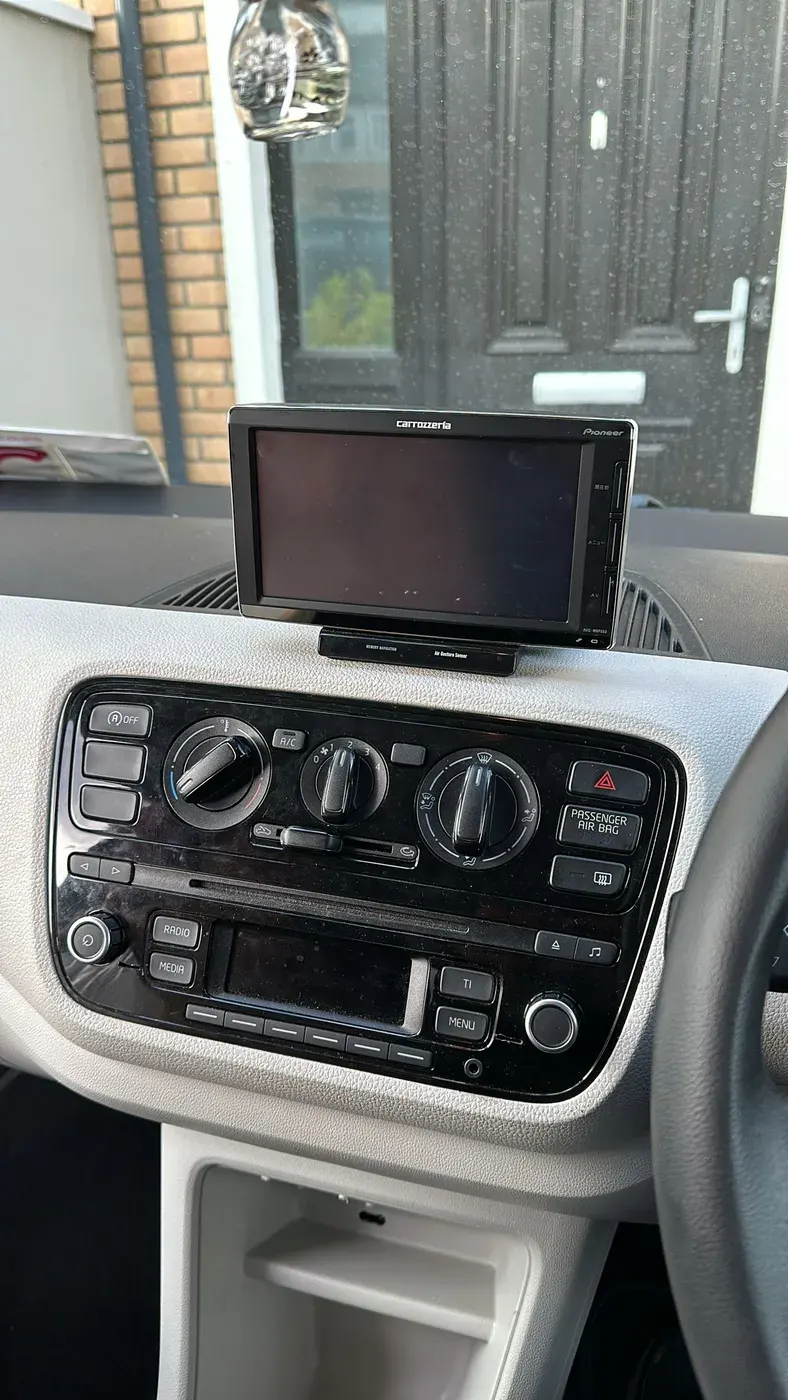 Apple CarPlay & Android Auto — Volkswagen up! and SEAT Mii (2016) — before, factory system