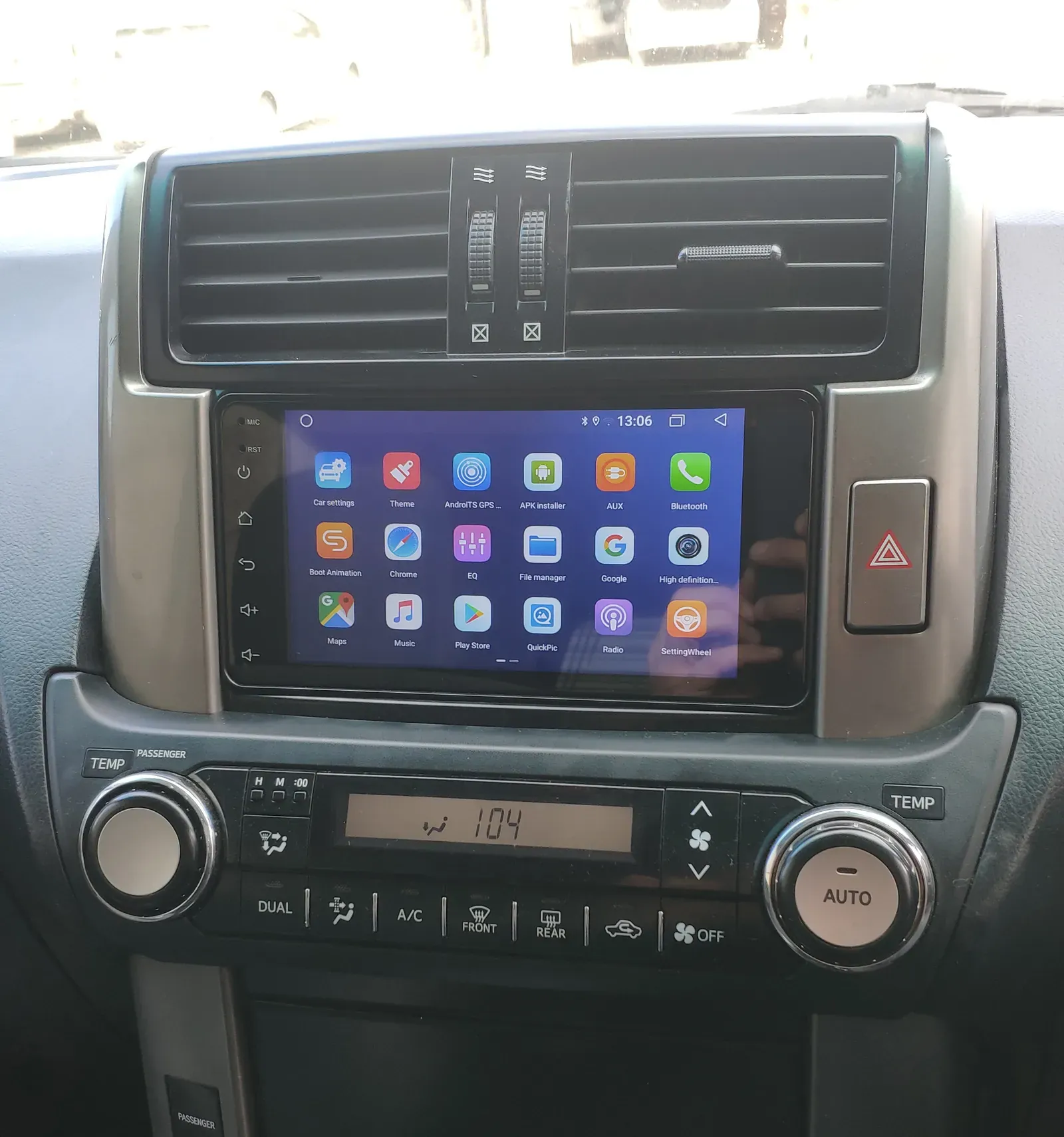 Toyota Land Cruiser Apple CarPlay & Android Auto Radio