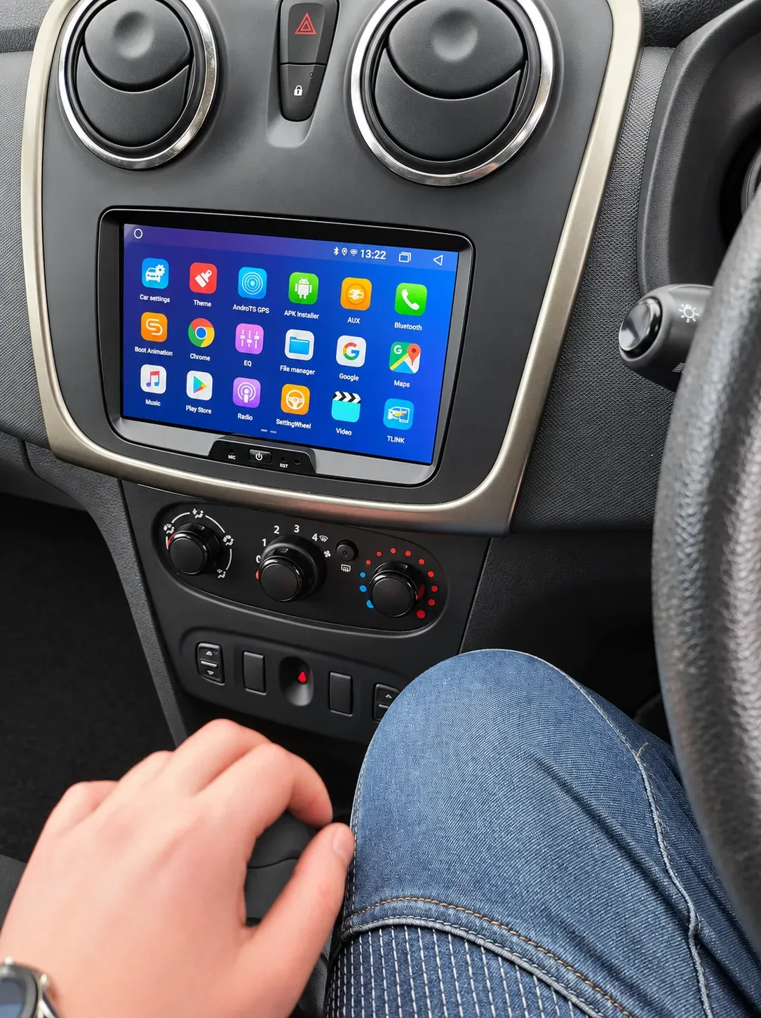 Wireless Apple CarPlay Retrofit — Dacia Sandero