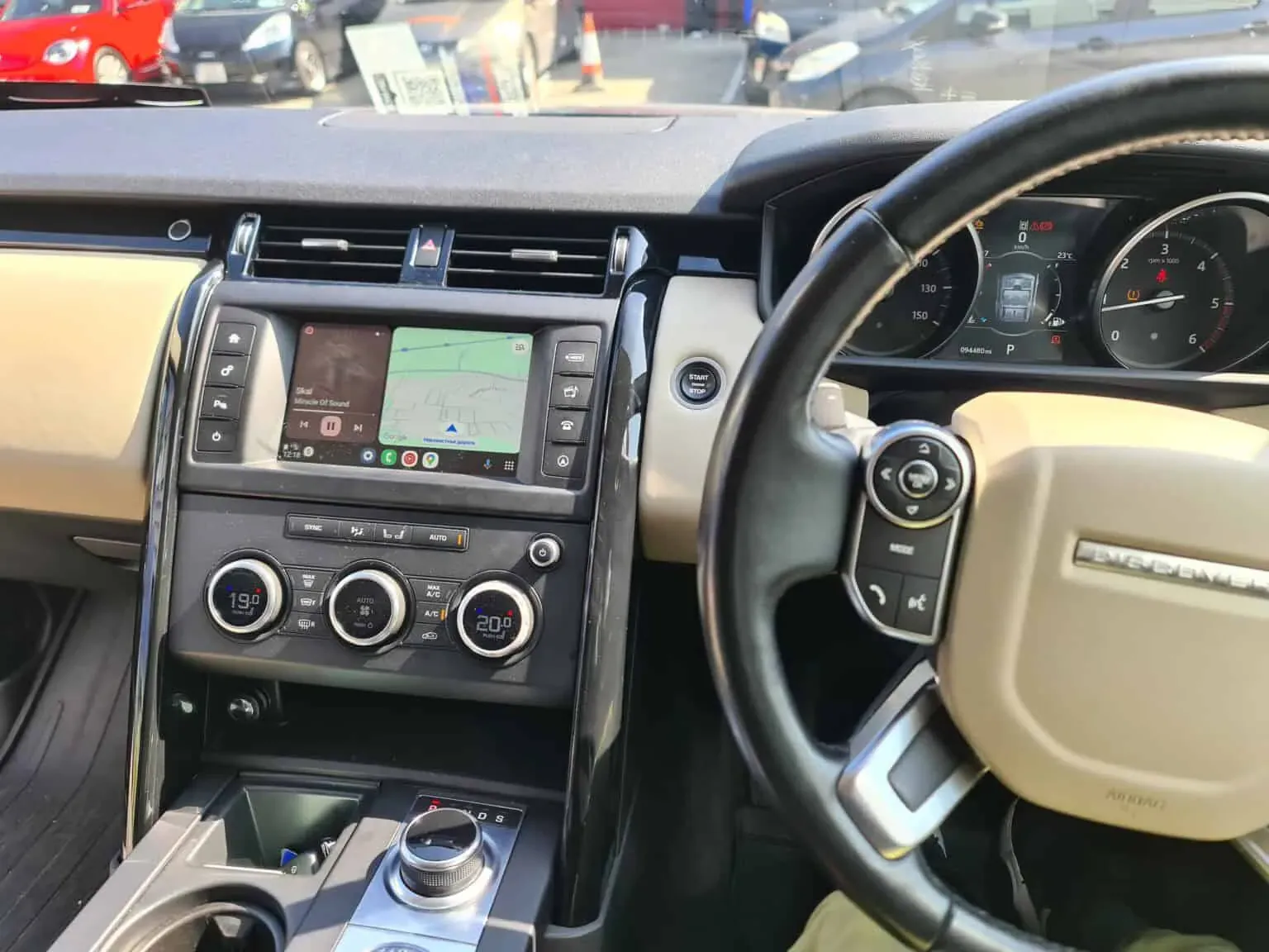 Land Rover Discovery Apple CarPlay & Android Auto Radio