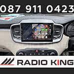 Android car radio with CarPlay system installed in a vehicle dashboard, featuring a touchscreen display and navigation apps.