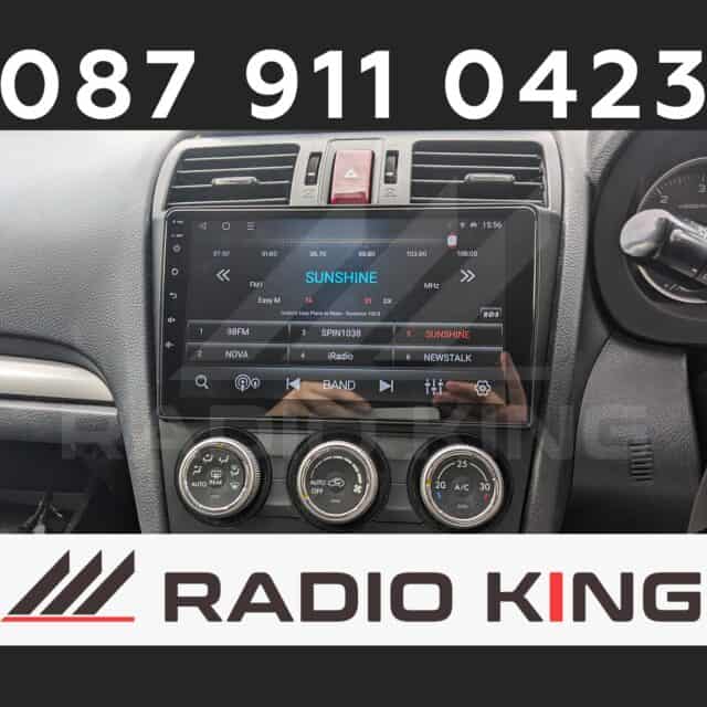 Android car radio with CarPlay system in vehicle dashboard.