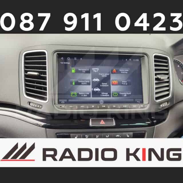 Android car radio with CarPlay system and touchscreen, suitable for car upgrades and multimedia entertainment.