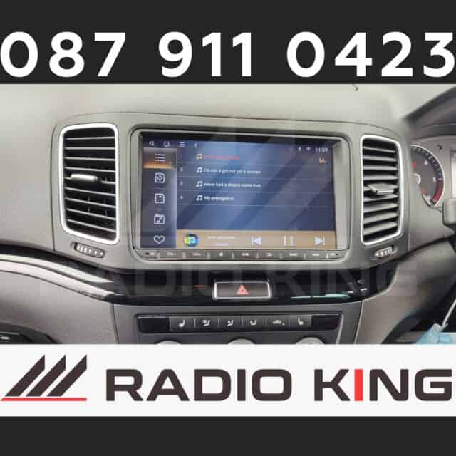 Android car radio with CarPlay system displayed on a vehicle dashboard.