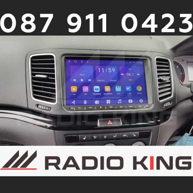 Android car radio system with CarPlay support for enhanced driving entertainment.