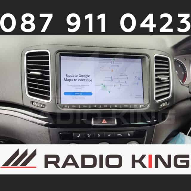 087 911 0423, Android car radio with CarPlay system, installed in a vehicle dashboard.