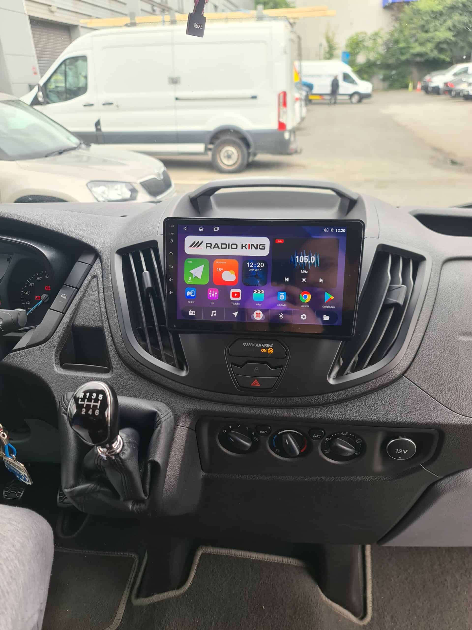 Radio KING Ireland Android car radio with CarPlay system inside a vehicle.