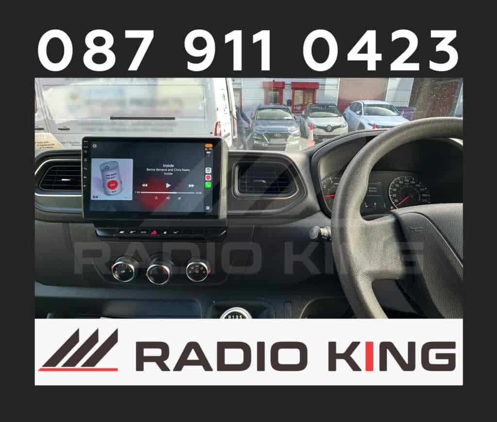 POST: PREMIUM CARPLAY OPEL MOVANO ANDROID AUTO RADIO 4 Android car radio with CarPlay system shown inside a vehicle.